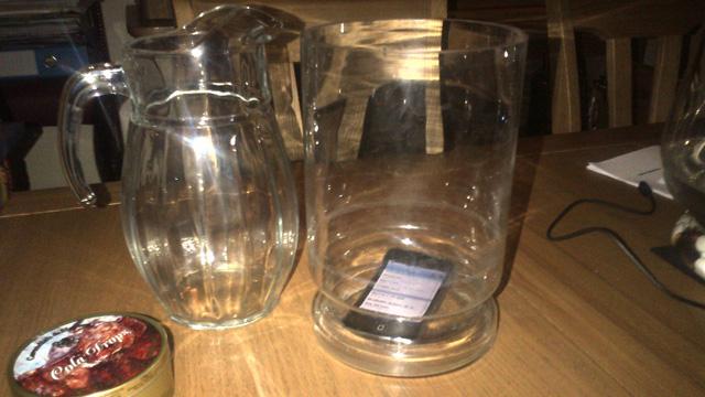 Pune telefonul &icirc;n pahar atunci c&acirc;nd dormi! Acest obicei &icirc;ţi va SCHIMBA VIAŢA! Cum este posibil?