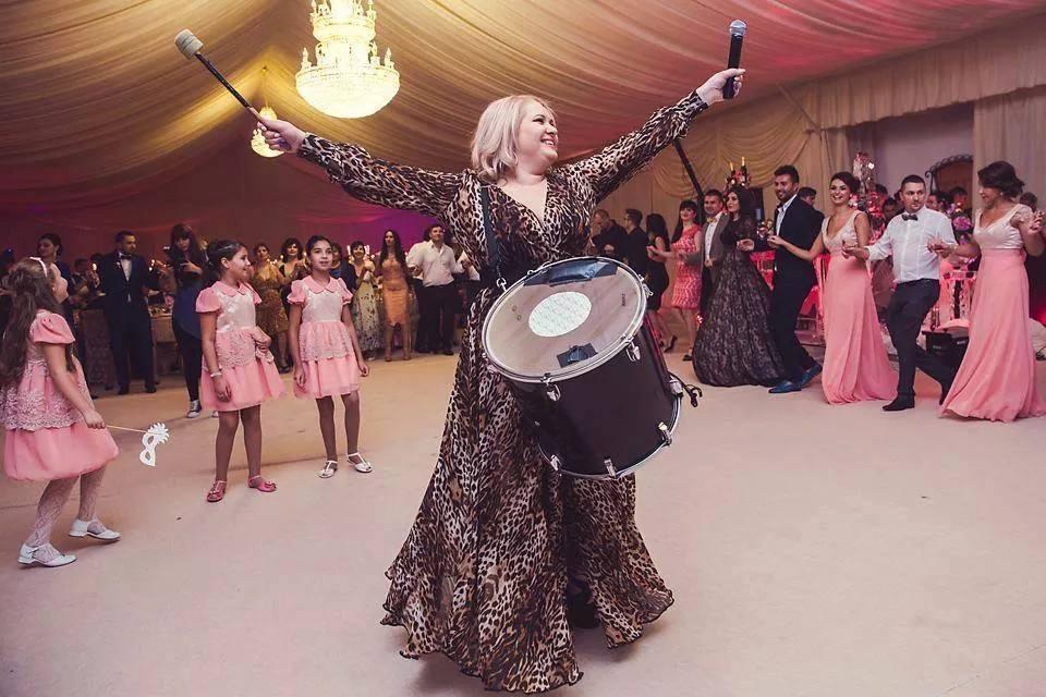 O vezi mereu &icirc;n rochii p&acirc;nă &icirc;n păm&acirc;nt, dar acum și-a lăsat la vedere picioarele! Viorica din Clejani, apariţie şoc! Cum arată c&acirc;ntăreața &icirc;n fustă scurtă