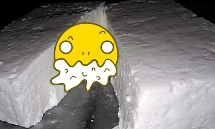 Acum şi br&acirc;nza e cu surprize! Ce a găsit un bucureştean &icirc;n bucata de telemea cumpărată din supermarket &icirc;ntrece orice imaginaţie