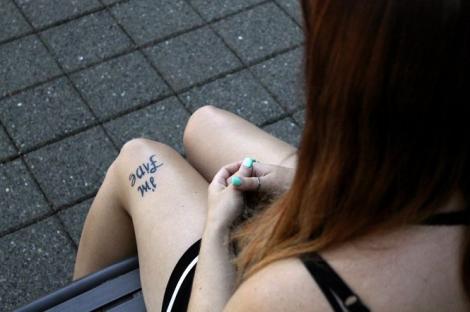 O tânără care suferea de depresie severă şi-a făcut un tatuaj. Citit normal pare banal, dar daca îl citeşti invers îţi dau lacrimile