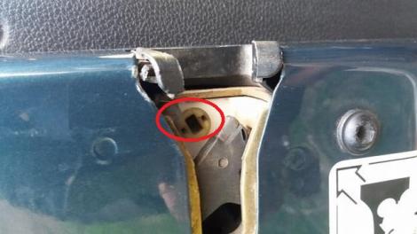 Ai incercat? Ce se întâmplă cu maşina ta dacă bagi cheia în acest orificiu? Nu mulți dintre conducătorii auto știu!