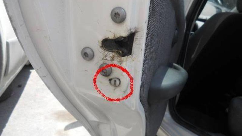 Ai incercat? Ce se întâmplă cu maşina ta dacă bagi cheia în acest orificiu? Nu mulți dintre conducătorii auto știu!