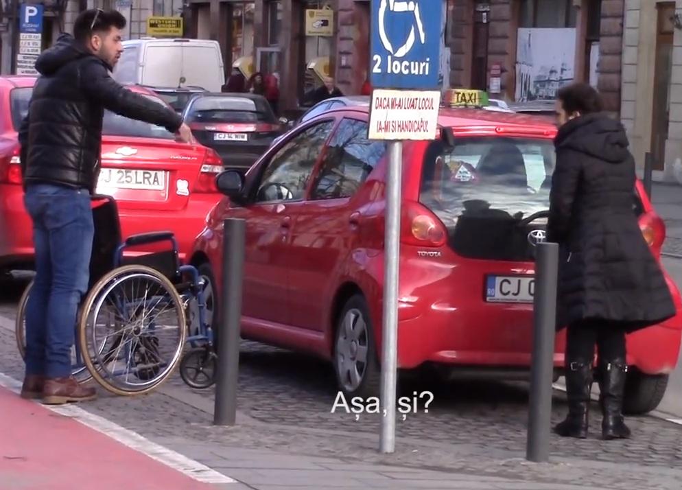 Video VIRAL! Reacția șoferilor rom&acirc;ni care parchează pe locurile destinate persoanelor cu dizabilități, atunci c&acirc;nd li se oferă un scaun cu rotile