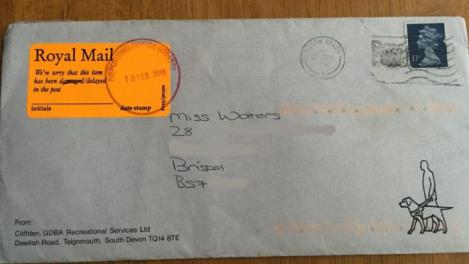 O scrisoare trimisă unei femei a sosit cu o întârziere de 25 de ani. Reacția destinatarei e absolut uimitoare!