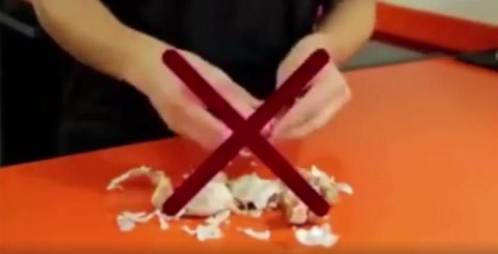 Uită ce ai făcut p&acirc;nă acum. Cel mai rapid mod de a curăța usturoiul fără să te murdărești pe m&acirc;ini!