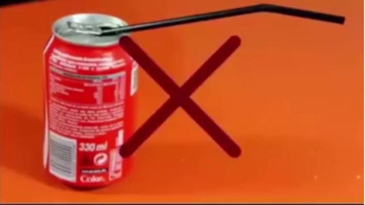 Greșeala pe care o fac mulți rom&acirc;ni. Cum să folosești corect paiul c&acirc;nd bei sucul dintr-o cutie!