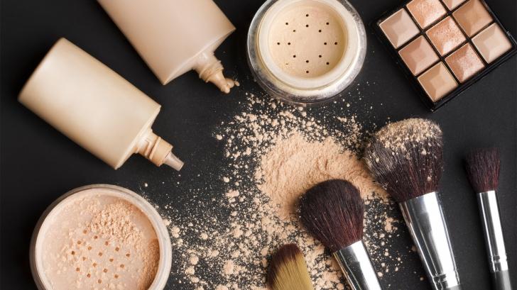 A crezut că o &icirc;nșală după ce a găsit farduri &icirc;n apartamentul iubitului. Nu era așa!