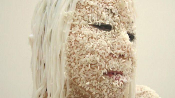 Şi-a pus orez cu miere pe faţă şi pe decolteu şi a stat aşa jumătate de oră! Ce efecte a avut "masca" asupra tenului