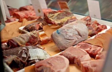 Dacă ai carne în frigider, verifică acum eticheta! 40 de TONE de carne ALTERATĂ, care urma să fie PUSĂ la VÂNZARE, confiscate de polițiști