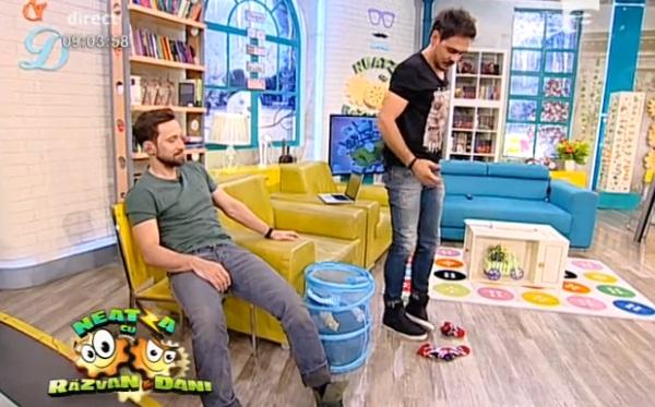 Domnilor, nu faceți ca el! Platoul de la "Neatza" a fost făcut vraiște după ce Răzvan a arătat cum &icirc;și lasă ciorapii prin casă