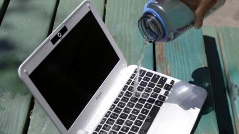 Ce faci dacă ai vărsat apă sau suc pe laptop! Trucul care te ajută să-l salvezi instant! Trebuie să ştii asta!