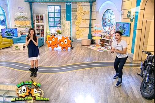 Nebunie curatăă! Flavia s-a aplecat, Răzvan "și-a luat-o" &icirc;n față, iar &icirc;n platou e dezastru: Bătaie cu ouă crude, &icirc;n direct, la "Neatza"!