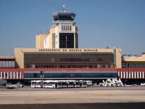 Panică pe aeroportul Barajas din Madrid! Pasagerii au fost debarcaţi de urgenţă! Posibilă ameninţare cu bombă