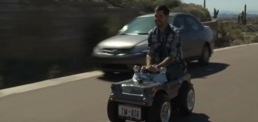 Este cea mai mică maşină funcţională din lume! Un american cucereşte străzile de parcă ar fi la &icirc;ntreceri... de copii!