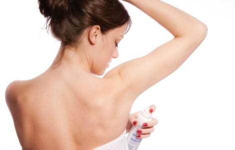 Este benefic sau dăunător? Ce se întâmplă cu pielea ta de fiecare dată când foloseşti deodorantul!