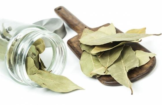 Nu te-ai fi g&acirc;ndit vreodată! Arde c&acirc;teva frunze de dafin uscate &icirc;n cameră. Efectul este uimitor!