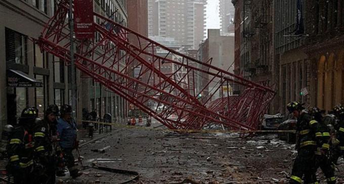 O macara s-a prăbuşit direct pe bulevard. BILANȚ INIȚIAL: Cel puţin un mort şi 15 răniţi