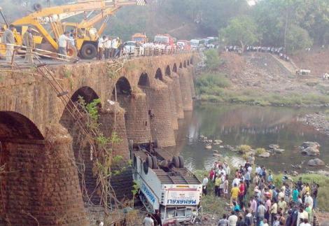 Cel puţin 37 de morţi după ce un autocar a căzut de pe un pod într-un râu, în India