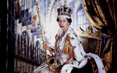 Era în 1952. Elisabeta a II-a devenea Regina Angliei. Ea avea 52 de kilograme, rochia - 40