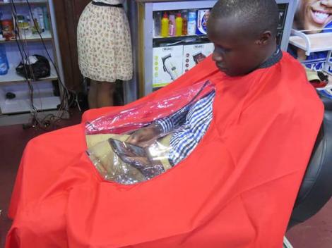 Un frizer din Kenya a găsit soluția ideală pentru a le oferi clienților posibilitatea de a-și verifica telefonul