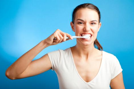 A renunţat la pasta de dinţi pentru a-şi peria dinţii cu susan! Aşa "DA" igienă orală! Rezultatele au fost uimitoare!