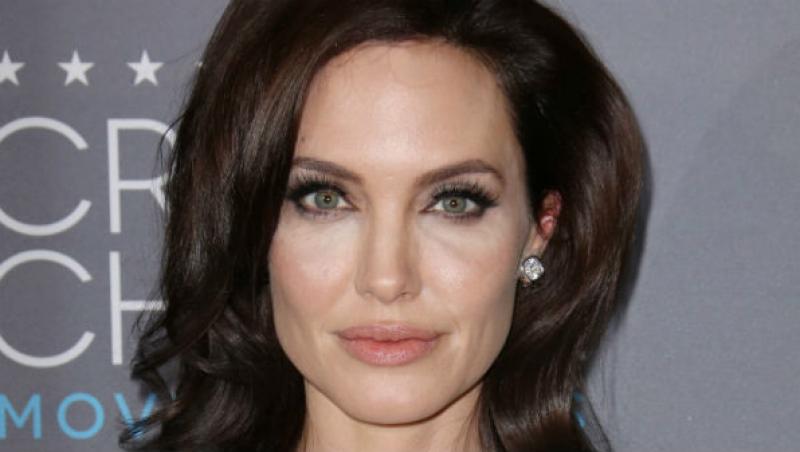 Are un chip angelic şi un aer inocent! În realitate este o rebelă veritabilă! Angelina Jolie îşi surprinde fanii cu trei tatuaje noi!
