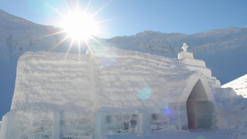 Imagini spectaculoase cu singura biserică de gheață din România, acolo unde se vor oficia, din acest an, cununii și botezuri