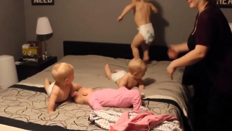 VIRALUL MILENIULUI: Crezi că mori dacă ai grijă de patru bebeluși în același timp? NUUUU! În două minute îi îmbraci pe toți!
