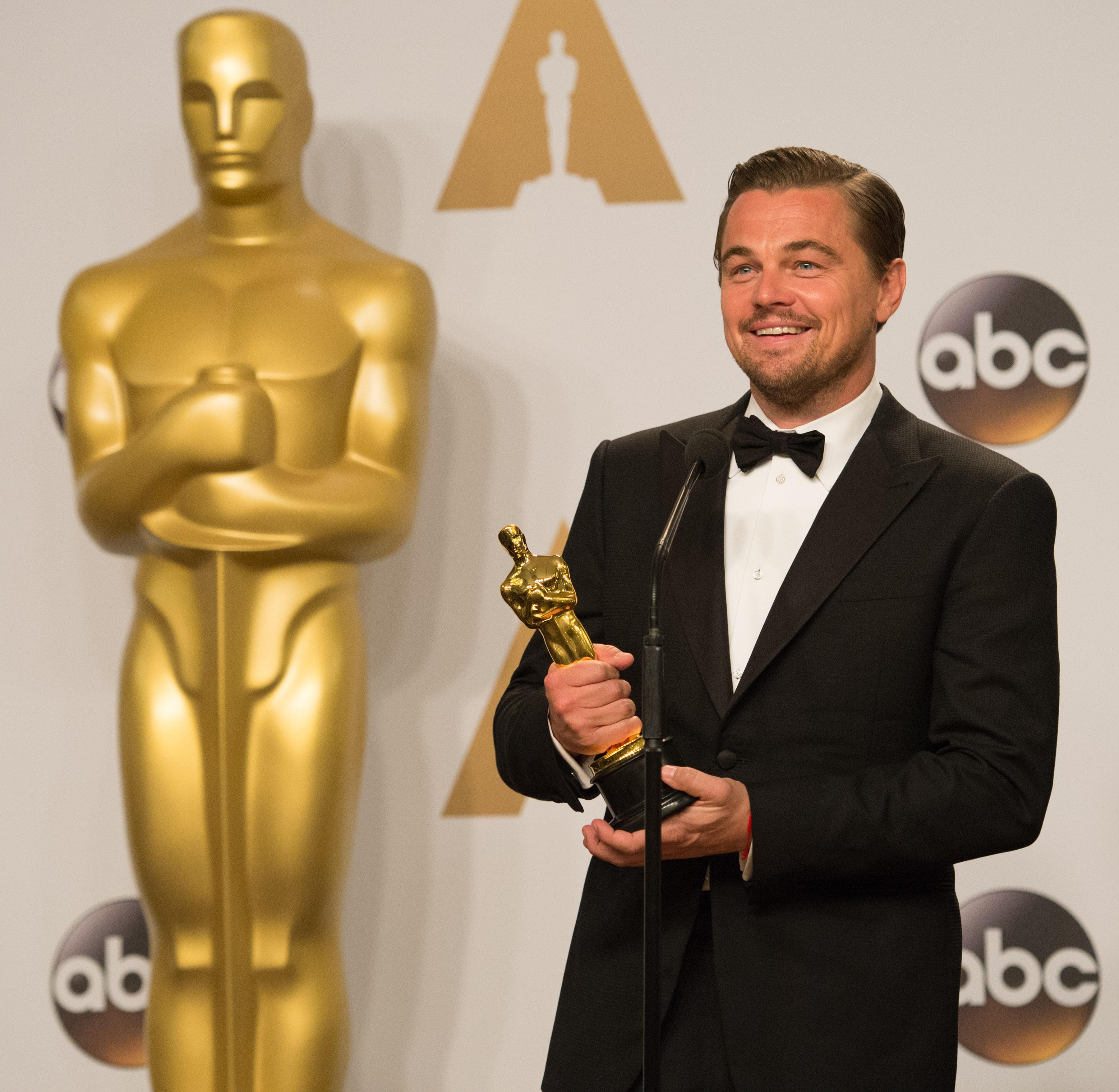 Nici n-a primit-o bine și era să răm&acirc;nă fără ea! Ce s-a &icirc;nt&acirc;mplat, imediat după Oscaruri, cu statueta lui Leonardo DiCaprio