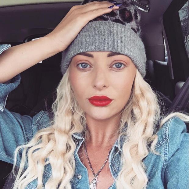 Fanii sunt &icirc;n DELIR! Delia şi-a schimbat din nou LOOK-ul! Arată mai bine ca niciodată