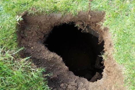 Întâmplare misterioasă în grădina unei femei! O gaură a apărut ca din senin în pământ! Ce a găsit familia înăuntru?