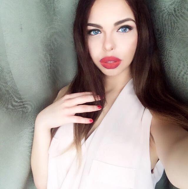 Fanii au luat-o la rost pe Barbie de Rom&acirc;nia: &bdquo;Ești o fată frumoasă, dar &icirc;ți stătea mult mai bine blondă!&rdquo;