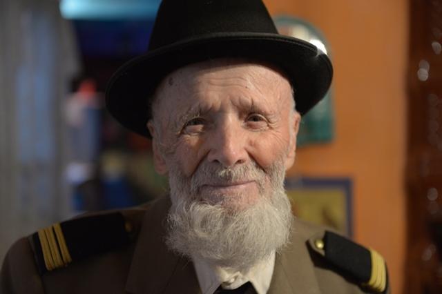 Are 104 ani, șapte copii, 23 de nepoţi şi 30 de strănepoţi. A fost condamnat la moarte și salvat de o rusoaică: Povestea rom&acirc;nească a unui vetaran de război