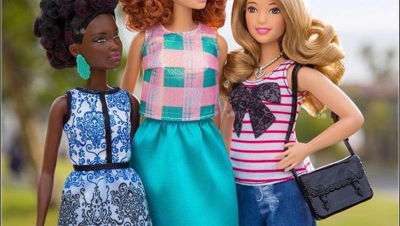 Barbie ajunge la muzeu! Păpusa creată de o femeie care a țintit către un ideal: Păr blond platinat, picioare interminabile și piept generos
