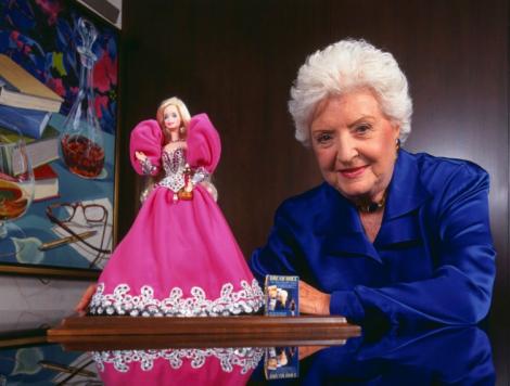 Barbie ajunge la muzeu! Păpusa creată de o femeie care a țintit către un ideal: Păr blond platinat, picioare interminabile și piept generos