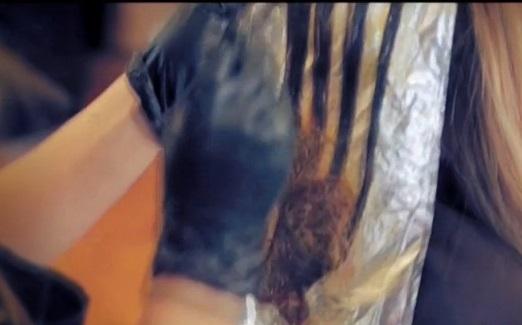 Mutilată &icirc;ntr-un salon de &icirc;nfrumuseţare! A vrut șuvițe albastre și a rămas fără păr