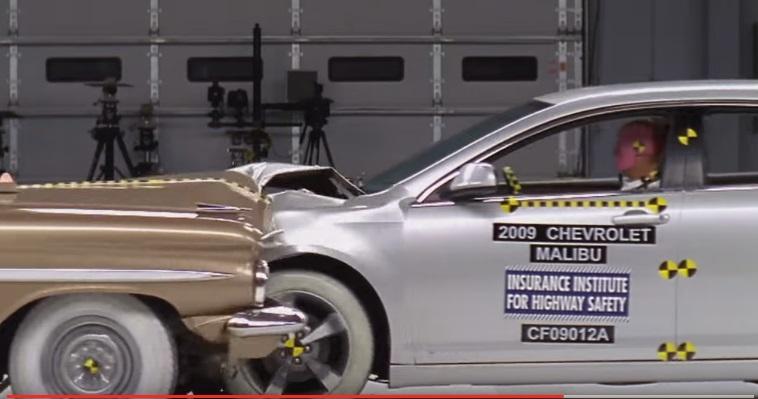 Ești șofer? Trebuie să vezi aceste imagini! Impactul dintre o mașină de acum 50 de ani și una modernă a fost filmat (VIDEO)