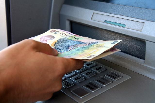 Alertă la bancomate. Atenție mare la modul &icirc;n scoateți banii din ATM-uri