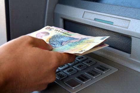 Alertă la bancomate. Atenție mare la modul în scoateți banii din ATM-uri