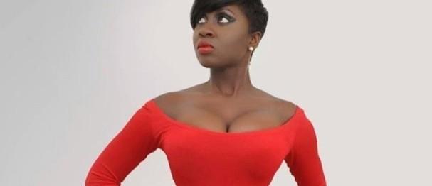 VIDEO! A vrut să aibă o talie de viespe, dar a ajuns &icirc;n spital. Ce a păţit o femeie din cauza unui corset