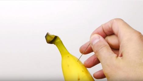 Video! Ăsta e cel mai tare truc! A luat un ac şi a înţepat o banană. Motivul? Nu te-ai fi gândit niciodată la asta