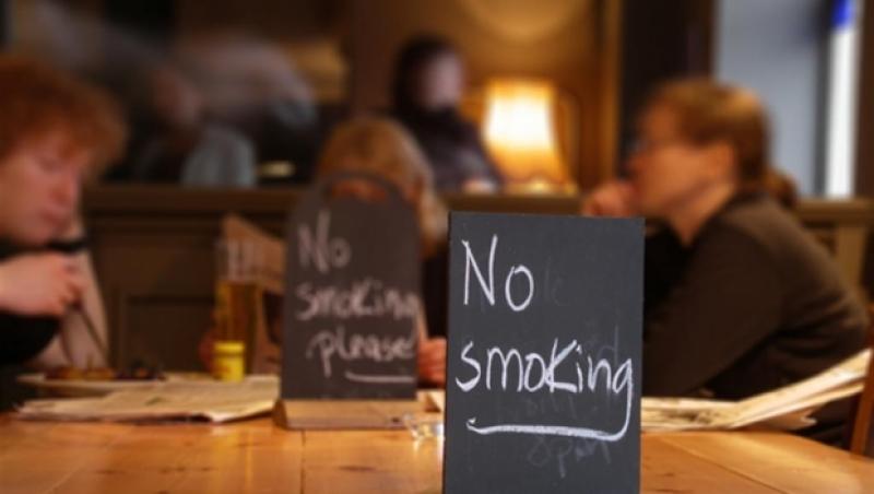 Atenţie fumători! De mâine, nu se mai aprinde ţigara în spaţiile publice. Unde se mai poate fuma fără să fim amendaţi