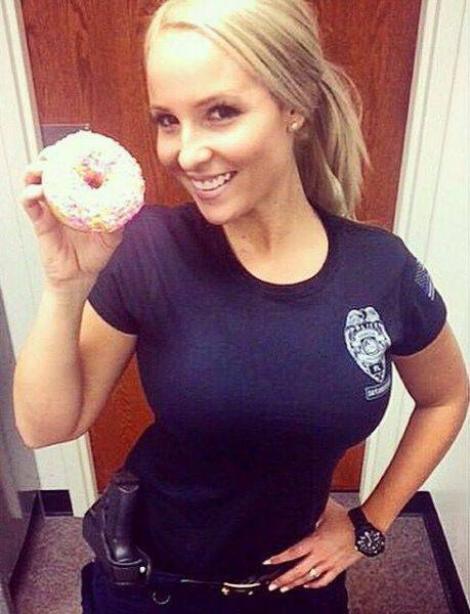 Infractorii se predau instantaneu. Ea e cea mai sexy polițistă din Statele Unite!