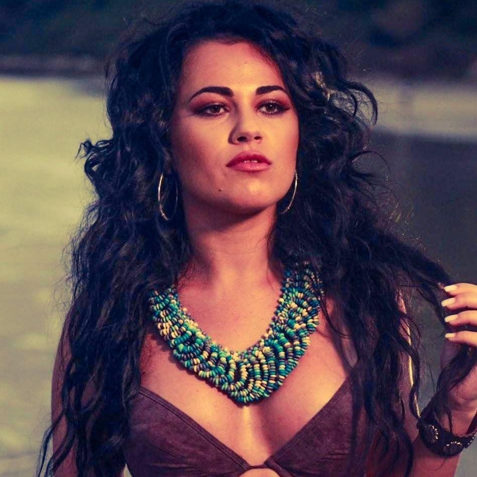 FOTO: E frig afară, dar ei &icirc;i este at&acirc;t de cald! Deea din &bdquo;Insula Iubirii&rdquo; a pus pe jar toți bărbații. Mai sexy de at&acirc;t nu e posibil!