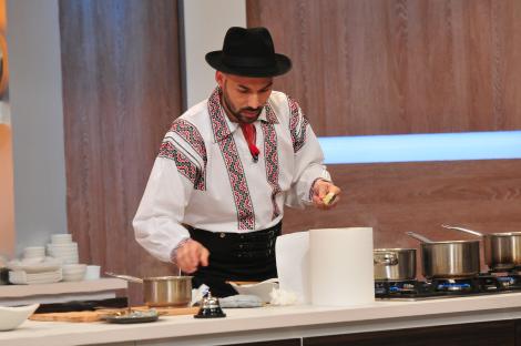 De la 8 ani își îngrijește mama și a fost nevoit să învețe să gătească: ”Mama este ca o icoană sfântă pentru mine”. Mihai i-a impresionat pe chefi cu o rețetă extraordinară