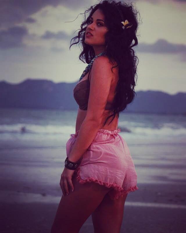 Deea de la &bdquo;Insula iubirii&rdquo;, apariție incendiară la plajă! Și-a &icirc;nnebunit fanii cu fotografii extrem de sexy!