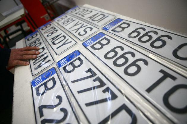 Atenţie şoferi! Ce păţiţi dacă aveţi plăcuţe de &icirc;nmatriculare personalizate la maşină