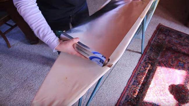 A acoperit masa de călcat cu folie de aluminiu! Trebuie să &icirc;ncerci şi tu acest truc