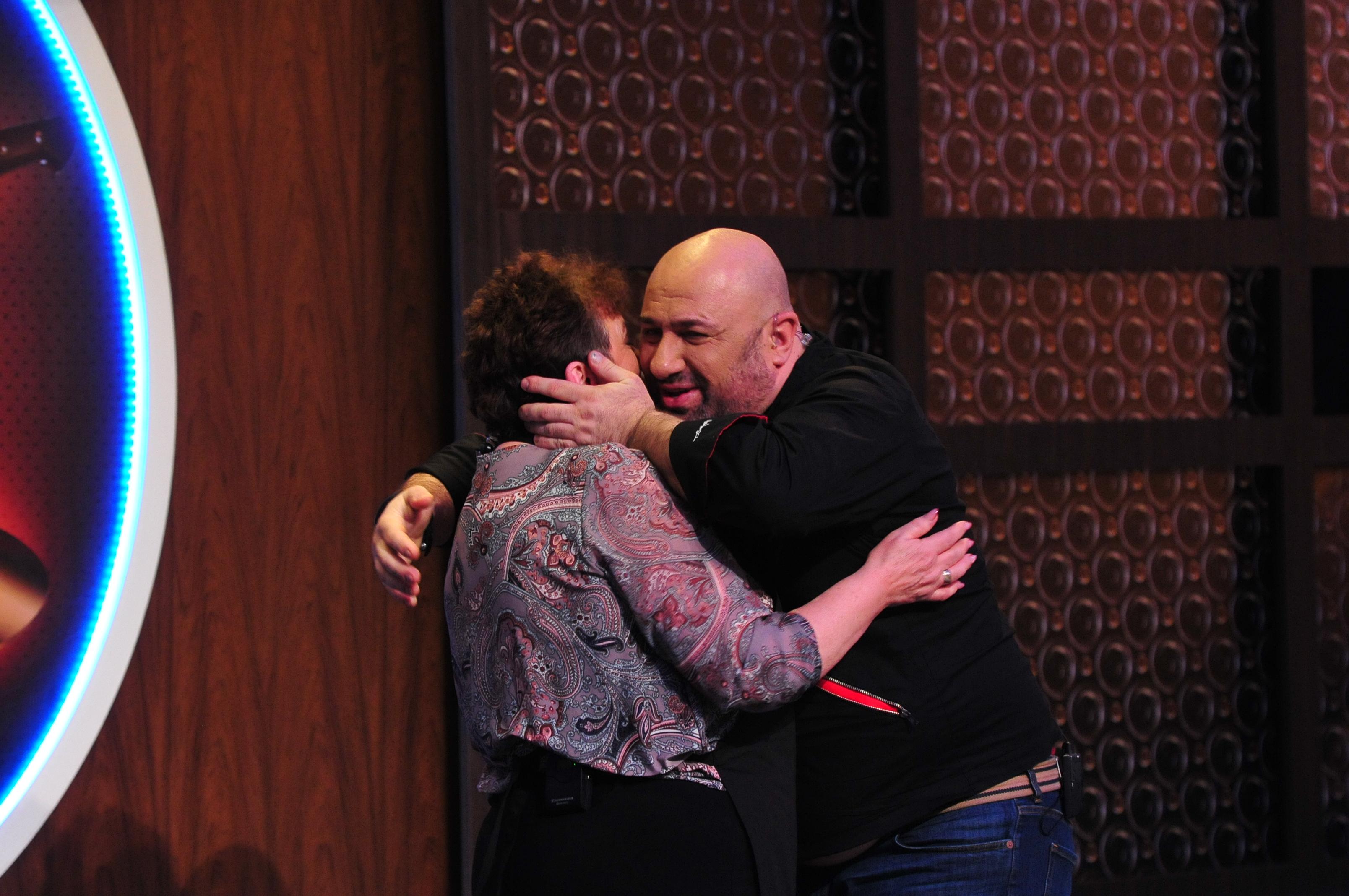 Momentele care vor răm&acirc;ne &icirc;n istorie! Chef Scărlătescu: "Eşti singura femeie pe care o pup pentru că aşa vreau eu". Cine i-a căzut cu tronc