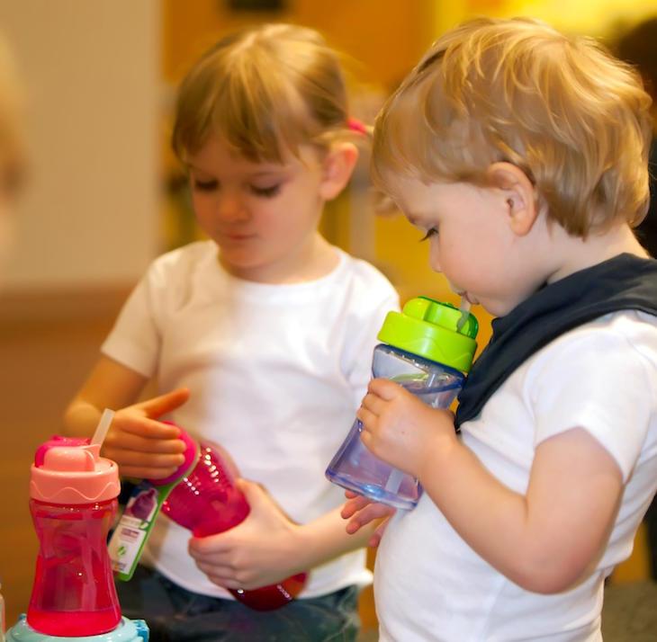 Copilul lui nu se oprea din pl&acirc;ns. Un tată a făcut o descoperire șocantă după ce a verificat cănița cu p&acirc;lnie a fetiței sale